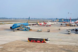 Hoạt động khai thác hàng không tại sân bay Nội Bài (Ảnh: PV) 