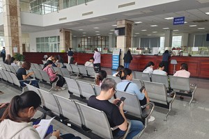 Người dân và doanh nghiệp làm thủ tục thuế tại trụ sở Thuế TP.HCM