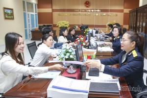 Công chức Thuế tỉnh Thái Nguyên hỗ trợ người nộp thuế thực hiện pháp luật thuế. Ảnh: Đức Thanh