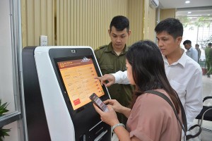 TP.HCM sẽ chuyển đổi số và cung cấp dịch vụ công trực tuyến toàn trình để giảm thời gian chờ đợi cho người dân và doanh nghiệp - Ảnh:V.D