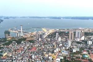 Quảng Ninh đang tập trung đẩy nhanh tiến độ thực hiện các dự án, trong đó ưu tiên tháo gỡ những điểm nghẽn về thủ tục đầu tư, công tác bồi thường. Ảnh Tiến Dũng