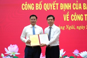 Phó Trưởng Ban Tổ chức Trung ương Trịnh Mạnh Linh (phải) trao quyết định của Ban Bí thư cho ông Nguyễn Đức Tâm. 