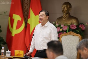 Phó Thủ tướng Thường trực Phạm Gia Túc nhấn mạnh yêu cầu khẩn trương tháo gỡ khó khăn, sớm đưa các dự án điện gió đã hoàn thành vào hoạt động sản xuất, kinh doanh, tránh lãng phí nguồn lực. Ảnh: VGP