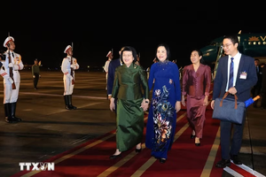 Phó Chủ tịch Quốc hội Nguyễn Thị Thanh ra đón Chủ tịch Quốc hội Samdech Khuon Sudary tại sân bay Nội Bài tối 27/7/2026. Ảnh: TTXVN.