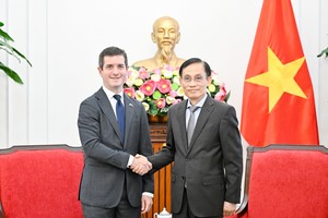 Uỷ viên Bộ Chính trị, Bộ trưởng Bộ Ngoại giao Lê Hoài Trung (phải) tiếp Thứ trưởng Ngoại giao Panama trước phiên tham khảo chính trị. Ảnh: Nguyễn Hồng.