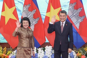 Thủ tướng Chính phủ Lê Minh Hưng nhiệt liệt chào mừng Chủ tịch Quốc hội Khuon Sudary. Ảnh: Đức Thanh.