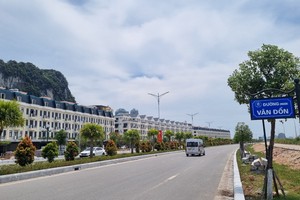 Tuyến đường đô thị tại đặc khu Vân Đồn được đầu tư đồng bộ, tạo động lực mở rộng không gian phát triển và thu hút đầu tư. Ảnh: Quỳnh Nga.