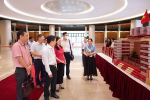 Phó Chủ tịch Quốc hội, Thượng tướng Nguyễn Doãn Anh theo dõi khu trưng bày về hoạt động giám sát của Quốc hội - Ảnh: QH .