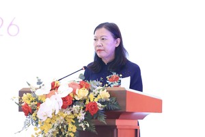  Chủ nhiệm Ủy ban Dân nguyện và giám sát Lê Thị Nga trình bày đề dẫn. Ảnh: Đức Thanh.