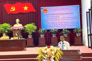 Giám đốc Sở Tài chính TP. Cần Thơ Lê Thanh Tâm trình bày dự thảo Nghị quyết về dự kiến kế hoạch đầu tư công TP. Cần Thơ năm 2027 tại kỳ họp. 