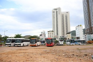 Để phục vụ Năm du lịch Quốc gia 2026, UBND phường Quy Nhơn Nam triển khai quản lý bãi đậu xe miễn phí từ 16 chỗ trở lên tại khu đất K200. Ảnh: UBND phường Quy Nhơn Nam.