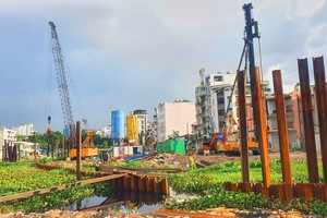 Dự án cải tạo rạch Xuyên Tâm có tổng mức đầu tư hơn 17.200 tỷ đồng cũng đang được triển khai đồng loạt. Ảnh: Lê Toàn. 