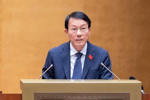  Bộ trưởng Bộ Công an Lương Tam Quang báo cáo tại phiên họp. 