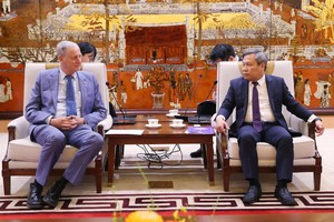 Chủ tịch UBND TP. Hà Nội Vũ Đại Thắng trao đổi với Đại sứ Israel tại Việt Nam Yaron Mayer.