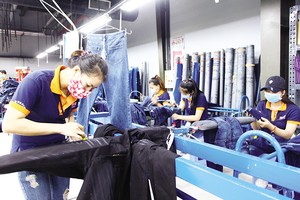 Trong 7 tháng đầu năm, nền kinh tế Việt Nam vẫn duy trì đà tăng trưởng tích cực. Trong ảnh: Sản xuất tại Tổng công ty Phong Phú. Ảnh: Lê Toàn