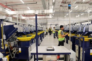 Công nhân vận hành dây chuyền sản xuất tại nhà máy của Tập đoàn Lego ở TP.HCM. Ảnh: L.M