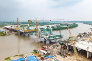 Thi công cầu Hải Thành vượt sông Lạch Tray thuộc Dự án đường Vành đai 2 đoạn Tân Vũ - Hưng Đạo- đường Bùi Viện. Ảnh: Lê Dũng