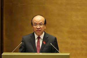 Chủ nhiệm Ủy ban Pháp luật và Tư pháp Phan Chí Hiếu trình bày báo cáo thẩm tra - Ảnh Đức Thanh. 