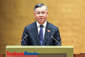 Bộ trưởng Bộ Tài chính Ngô Văn Tuấn trình bày báo cáo giải trình tại Quốc hội - Ảnh Đức Thanh.
