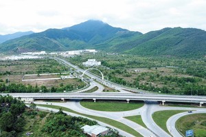 Với hạ tầng được đầu tư đồng bộ, lại được cộng hưởng với Khu thương mại tự do, Khu công nghệ cao Đà Nẵng đang thu hút nhiều tập đoàn công nghệ (Ảnh: H.A)