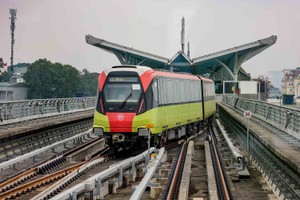 Đoạn trên cao đang khai thác gồm 8 ga: Nhổn, Minh Khai, Phú Diễn, Cầu Diễn, Lê Đức Thọ, Đại học Quốc gia, Chùa Hà và Cầu Giấy.