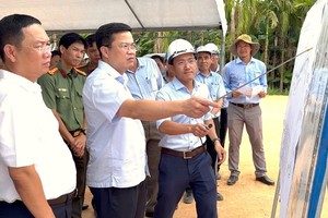 Đoàn công tác UBND tỉnh Quảng Ngãi kiểm tra Dự án Đường nối từ cầu Thạch Bích - Tịnh Phong vào chiều ngày 8/8.