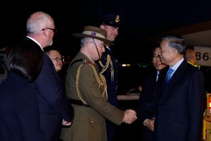 Quan chức Australia đón Tổng Bí thư, Chủ tịch nước Tô Lâm tại sân bay quốc tế Sydney Kingsford Smith. (Ảnh: Thống Nhất/TTXVN)
