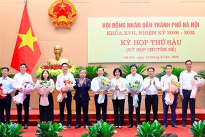 Lãnh đạo TP. Hà Nội tặng hoa các đồng chí trong danh sách miễn nhiệm Ủy viên UBND TP. Hà Nội. Ảnh: Thành Thái.