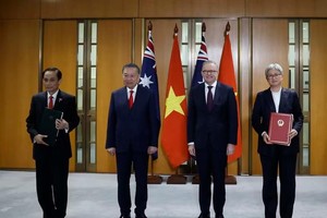 Tổng Bí thư, Chủ tịch nước Tô Lâm và Thủ tướng Australia Anthony Albanese chứng kiến trao văn kiện hợp tác giữa hai nước. (Ảnh: Thống Nhất/TTXVN)