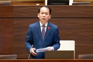 Bộ trưởng Bộ Tư pháp Hoàng Thanh Tùng báo cáo giải trình - Ảnh: QH. 