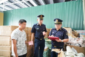Công chức hải quan kiểm tra hàng hoá vi phạm.