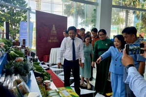 Lãnh đạo tỉnh Đắk Lắk tham quan, tìm hiểu các mô hình sản xuất, kinh doanh trên địa bàn tỉnh.