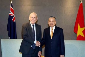 Tổng Bí thư, Chủ tịch nước Tô Lâm và ông Steven Joyce, Quyền Chủ tịch Hội Hữu nghị New Zealand-Việt Nam. (Ảnh: Thống Nhất/TTXVN)