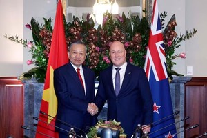 Tổng Bí thư, Chủ tịch nước Tô Lâm và Thủ tướng New Zealand Christopher Luxon chụp ảnh chung. (Ảnh: Thống Nhất/TTXVN)