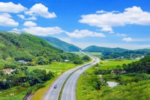 Dự án mở rộng đoạn Yên Bái - Lào Cai (thuộc cao tốc Nội Bài - Lào Cai) từ 2 lên 4 làn xe đang được khẩn trương thi công.