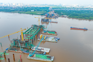 Toàn cảnh công trường Cầu Trần Hưng Đạo, nhiều mũi thi công đang được triển khai đồng loạt trên bờ và giữa sông Hồng.