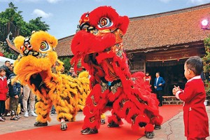 Du khách hào hứng hòa mình vào không khí lễ hội tại làng cổ Đường Lâm (Ảnh: Linh Nguyễn)