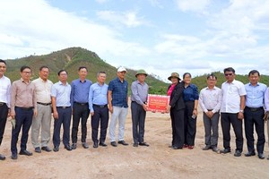Ông Phạm Anh Tuấn, Chủ tịch UBND tỉnh Gia Lai (thứ 8, từ trái sang) kiểm tra Dự án Nhà máy sản xuất viên nén chất đốt và pallet vào ngày 8/8/2026. Ảnh: Hòa Ngô. 