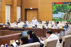 Bộ trưởng Bộ Tài chính Ngô Văn Tuấn báo cáo tiếp thu, giải trình tại phiên họp của Ủy ban Thường vụ Quốc hội