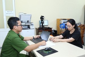 Công an Đồng Nai làm việc với một bị can trong vụ án mua bán trái phép hóa đơn (ảnh Công an TP.Đồng Nai) 