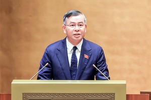 Bộ trưởng Bộ Tài chính Ngô Văn Tuấn làm rõ hơn các vấn đề được đại biểu quan tâm thảo luận - Ảnh Đức Thanh. 