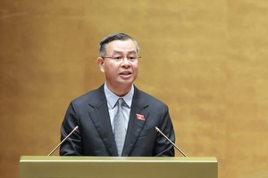 Bộ trưởng Bộ Tài chính Ngô Văn Tuấn trình bày tờ trình - Ảnh Đức Thanh. 