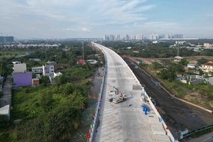 Thi công đường Vành đai 3, TP.HCM đoạn đi trên cao qua khu vực Thủ Đức - Ảnh: Lê Toàn