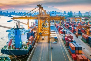 Tính đến hết tháng 7 năm 2026, kim ngạch xuất khẩu đạt 319,7 tỷ USD, tăng 21,7% so với cùng kỳ, cao hơn mục tiêu cả năm 15-16% và thuộc nhóm tăng trưởng tốt trong nhiều năm trở lại đây. Tuy nhiên, cán cân thương mại hàng hóa ghi nhận nhập siêu khoảng 20,3 tỷ USD.