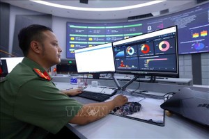 Cán bộ, chiến sĩ Cục An ninh mạng và phòng, chống tội phạm sử dụng công nghệ cao theo dõi biểu đồ xu hướng mã độc, đánh giá trực tiếp các nguy cơ trên không gian ảo (Ảnh: TTXVN)
