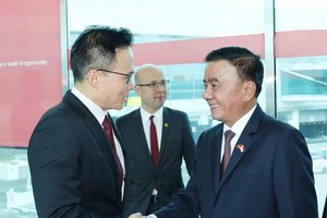 Thường trực Ban Bí thư Trần Cẩm Tú tới Sân bay Changi, bắt đầu chuyến thăm chính thức Cộng hòa Singapore. (Ảnh: Phương Hoa/TTXVN)