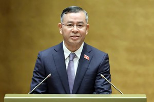 Bộ trưởng Bộ Tài chính Ngô Văn Tuấn trình bày báo cáo giải trình, tiếp thu, chỉnh lý Dự thảo Nghị quyết (Ảnh: Đức Thanh) 