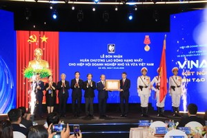 Thủ tướng Lê Minh Hưng trao tặng Huân chương Lao động hạng nhất cho Hiệp hội. 
