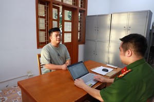 Vũ Hoàng Hải (còn gọi là Hải Sapa TV) tại Cơ quan điều tra. Ảnh: BCA
