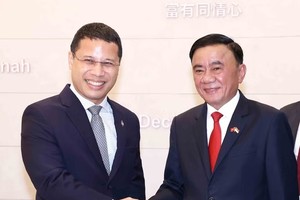 Ủy viên Bộ Chính trị, Thường trực Ban Bí thư Trần Cẩm Tú gặp Chủ tịch Đảng Hành động Nhân dân Singapore, Bộ trưởng Bộ Giáo dục Singapore Desmond Lee. Ảnh: TTXVN.
